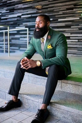 Come indossare e abbinare un blazer verde scuro per un uomo di 30 anni in modo formale: Indossa un blazer verde scuro e pantaloni eleganti grigio scuro per un look elegante e di classe. Scarpe derby in pelle nere sono una eccellente scelta per completare il look.