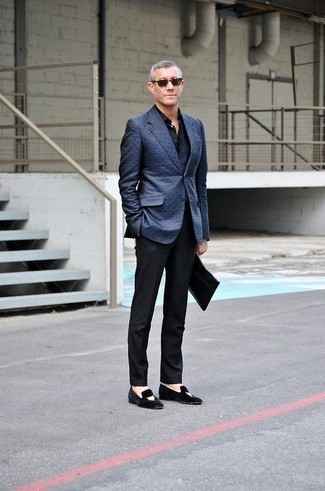 Come indossare e abbinare mocassini eleganti di velluto ricamati neri per un uomo di 40 anni: Scegli uno stile classico in un blazer blu scuro e pantaloni eleganti neri. Mocassini eleganti di velluto ricamati neri sono una gradevolissima scelta per completare il look.