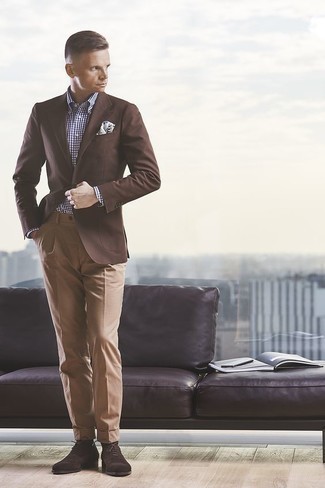 Come indossare e abbinare un blazer marrone per un uomo di 30 anni: Prova a combinare un blazer marrone con pantaloni eleganti marrone chiaro per un look elegante e alla moda. Perfeziona questo look con un paio di scarpe oxford in pelle scamosciata marrone scuro.