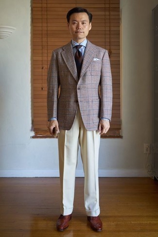 Quale blazer indossare con scarpe oxford marroni: Potresti abbinare un blazer con pantaloni eleganti beige per un look elegante e di classe. Scarpe oxford marroni sono una interessante scelta per completare il look.