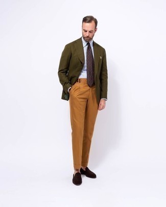Look alla moda per uomo: Blazer verde oliva, Camicia elegante a righe verticali azzurra, Pantaloni eleganti terracotta, Mocassini eleganti in pelle scamosciata marrone scuro
