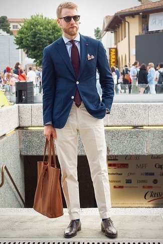 Come indossare e abbinare una cravatta bordeaux: Opta per un blazer blu scuro e una cravatta bordeaux per un look elegante e di classe. Scarpe oxford in pelle marrone scuro sono una splendida scelta per completare il look.