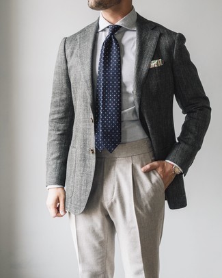 Come indossare e abbinare pantaloni eleganti beige per un uomo di 30 anni: Vestiti con un blazer a spina di pesce grigio e pantaloni eleganti beige per un look elegante e alla moda.