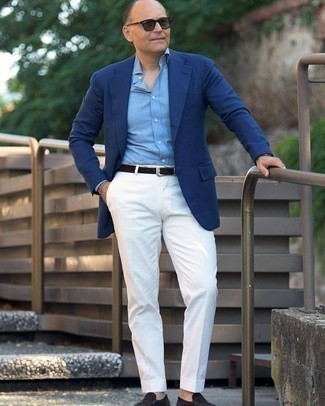 Come indossare e abbinare un blazer blu in modo formale: Mostra il tuo stile in un blazer blu con pantaloni eleganti bianchi per un look elegante e alla moda. Rifinisci questo look con un paio di mocassini eleganti in pelle scamosciata neri.