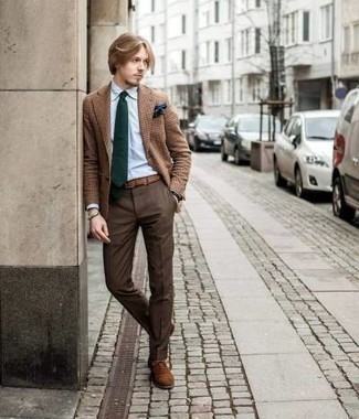Quale scarpe oxford indossare con un blazer marrone chiaro quando fa caldo: Opta per un blazer marrone chiaro e pantaloni eleganti marrone scuro per essere sofisticato e di classe. Scarpe oxford sono una buona scelta per completare il look.