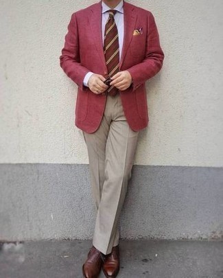 Come indossare e abbinare una cravatta marrone in modo formale: Potresti combinare un blazer rosso con una cravatta marrone per un look elegante e alla moda. Scarpe oxford in pelle marroni sono una gradevolissima scelta per completare il look.