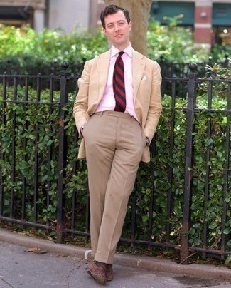 Quale mocassini eleganti indossare con pantaloni eleganti beige per un uomo di 30 anni: Combina un blazer beige con pantaloni eleganti beige per essere sofisticato e di classe. Mocassini eleganti sono una gradevolissima scelta per completare il look.