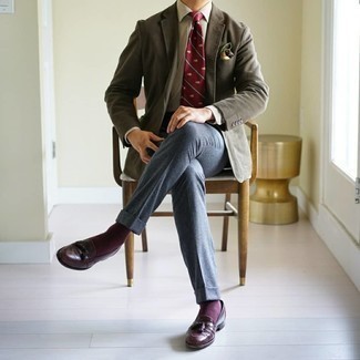 Look alla moda per uomo: Blazer grigio, Camicia elegante beige, Pantaloni eleganti di lana blu, Mocassini con nappine in pelle bordeaux