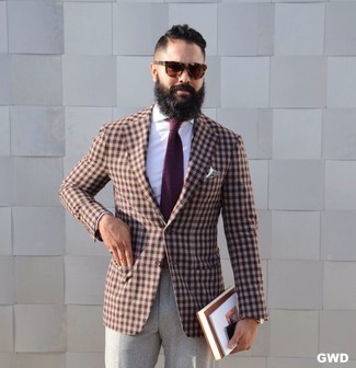Come indossare e abbinare un blazer a quadretti marrone per un uomo di 30 anni: Mostra il tuo stile in un blazer a quadretti marrone con pantaloni eleganti di lana grigi per un look elegante e alla moda.