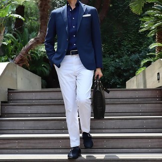Quale blazer indossare con scarpe monk blu scuro e bianche: Scegli un outfit composto da un blazer e pantaloni eleganti bianchi come un vero gentiluomo. Scarpe monk blu scuro e bianche sono una valida scelta per completare il look.
