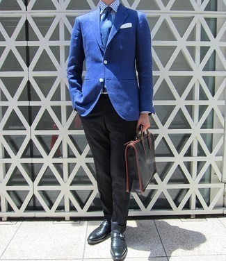 Come indossare e abbinare un blazer blu scuro con pantaloni eleganti neri in modo formale: Coniuga un blazer blu scuro con pantaloni eleganti neri per un look elegante e alla moda. Scarpe monk in pelle nere sono una splendida scelta per completare il look.