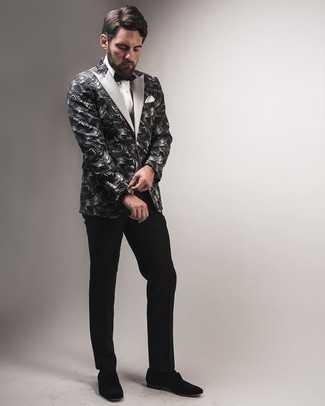 Look alla moda per uomo: Blazer stampato grigio scuro, Camicia elegante bianca, Pantaloni eleganti neri, Mocassini eleganti in pelle scamosciata neri