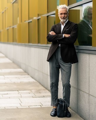 Come indossare e abbinare una giacca marrone per un uomo di 50 anni in modo formale: Indossa una giacca marrone e pantaloni eleganti grigi per essere sofisticato e di classe. Mocassini eleganti in pelle neri sono una eccellente scelta per completare il look.