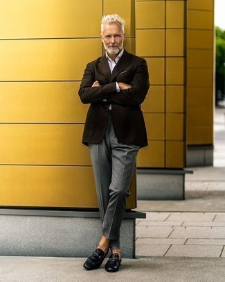 Come indossare e abbinare una giacca marrone per un uomo di 50 anni in modo formale: Metti una giacca marrone e pantaloni eleganti grigi come un vero gentiluomo. Mocassini eleganti in pelle neri sono una validissima scelta per completare il look.