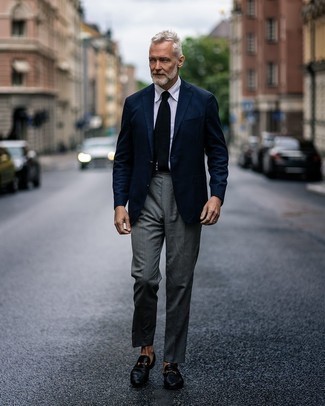 Come indossare e abbinare una cravatta blu scuro per un uomo di 50 anni in estate 2024: Prova a combinare un blazer blu scuro con una cravatta blu scuro come un vero gentiluomo. Non vuoi calcare troppo la mano con le scarpe? Opta per un paio di mocassini eleganti in pelle neri per la giornata. Questo, ovviamente, è l'outfit perfetto per questa stagione estiva.