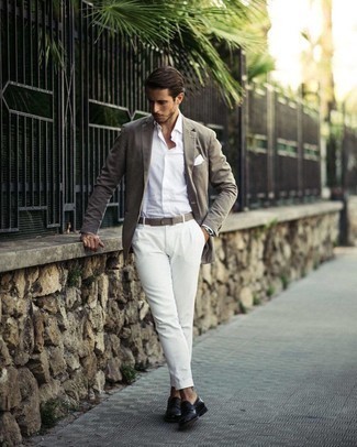 Quale pantaloni eleganti indossare con un blazer grigio: Potresti indossare un blazer grigio e pantaloni eleganti come un vero gentiluomo. Mocassini eleganti in pelle neri sono una buona scelta per completare il look.