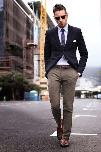 Come indossare e abbinare una cravatta a pois blu scuro per un uomo di 30 anni: Vestiti con un blazer blu scuro e una cravatta a pois blu scuro come un vero gentiluomo. Mocassini con nappine in pelle marroni sono una validissima scelta per completare il look.