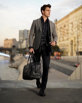 Come indossare e abbinare un blazer grigio in modo formale: Scegli uno stile classico in un blazer grigio e pantaloni eleganti neri. Rifinisci questo look con un paio di scarpe derby in pelle nere.