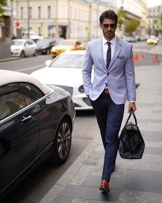 Look alla moda per uomo: Blazer azzurro, Camicia elegante bianca, Pantaloni eleganti blu scuro, Mocassini eleganti in pelle terracotta