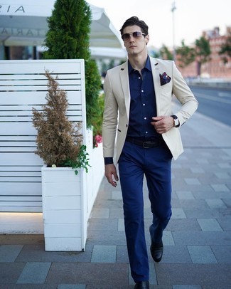 Come indossare e abbinare un blazer beige con pantaloni eleganti blu scuro: Vestiti con un blazer beige e pantaloni eleganti blu scuro per un look elegante e alla moda. Perfeziona questo look con un paio di scarpe oxford in pelle nere.