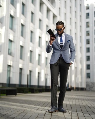 Come indossare e abbinare una cravatta a righe orizzontali blu scuro e bianca per un uomo di 30 anni: Metti un blazer azzurro e una cravatta a righe orizzontali blu scuro e bianca per un look elegante e di classe. Scarpe derby in pelle blu scuro sono una buona scelta per completare il look.