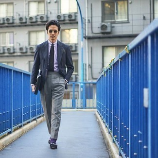 Come indossare e abbinare calzini viola: Mostra il tuo stile in un blazer blu scuro con calzini viola per un look comfy-casual. Prova con un paio di mocassini eleganti in pelle scamosciata neri per un tocco virile.
