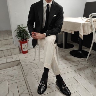 Look alla moda per uomo: Blazer nero, Camicia elegante bianca, Pantaloni eleganti bianchi, Mocassini eleganti in pelle neri