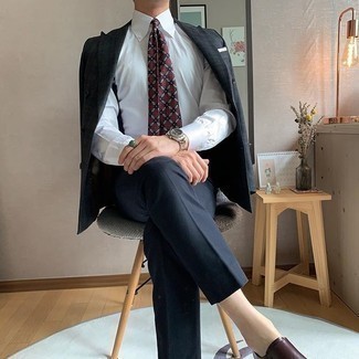 Come indossare e abbinare una cravatta stampata bordeaux per un uomo di 30 anni: Punta su un blazer scozzese blu scuro e una cravatta stampata bordeaux per un look elegante e alla moda. Scarpe double monk in pelle marrone scuro sono una interessante scelta per completare il look.