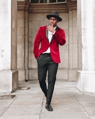 Quale mocassini driving indossare con un blazer rosso: Combina un blazer rosso con pantaloni eleganti neri come un vero gentiluomo. Per distinguerti dagli altri, calza un paio di mocassini driving.