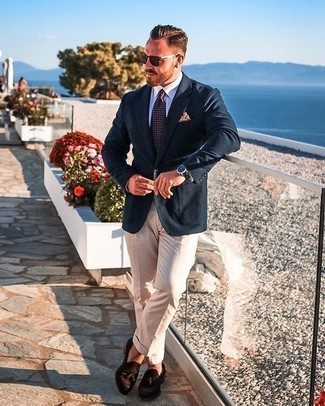 Quale mocassini eleganti indossare con pantaloni eleganti marrone chiaro per un uomo di 30 anni in modo formale: Prova a combinare un blazer blu scuro con pantaloni eleganti marrone chiaro come un vero gentiluomo. Mocassini eleganti sono una buona scelta per completare il look.