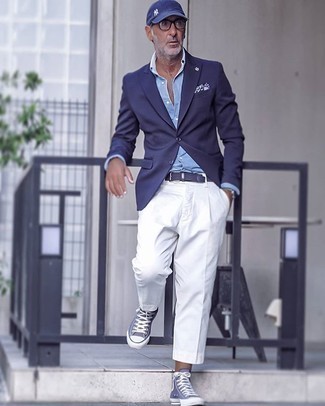 Quale blazer indossare con sneakers alte blu: Coniuga un blazer con pantaloni eleganti bianchi per essere sofisticato e di classe. Per distinguerti dagli altri, prova con un paio di sneakers alte blu.