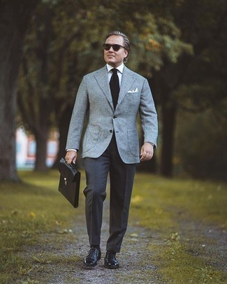 Come indossare e abbinare un blazer scozzese grigio per un uomo di 40 anni: Prova a combinare un blazer scozzese grigio con pantaloni eleganti grigio scuro per un look elegante e di classe. Calza un paio di scarpe oxford in pelle nere per dare un tocco classico al completo.