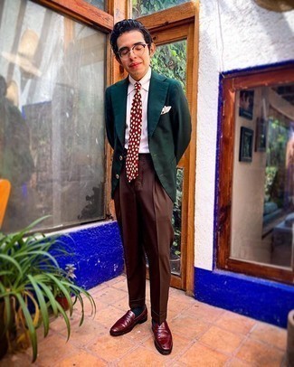 Come indossare e abbinare una cravatta a pois: Combina un blazer verde scuro con una cravatta a pois per una silhouette classica e raffinata Perfeziona questo look con un paio di mocassini eleganti in pelle bordeaux.