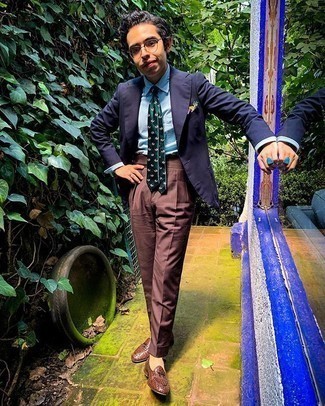 Come indossare e abbinare una cravatta verde scuro: Prova a combinare un blazer blu scuro con una cravatta verde scuro per essere sofisticato e di classe. Scegli un paio di mocassini eleganti in pelle tessuti marroni come calzature per un tocco più rilassato.
