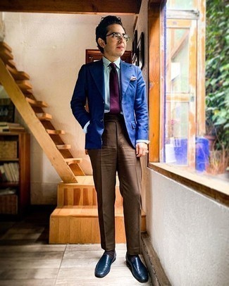 Come indossare e abbinare una giacca blu quando fa caldo: Metti una giacca blu e pantaloni eleganti marroni come un vero gentiluomo. Mocassini eleganti in pelle blu scuro sono una gradevolissima scelta per completare il look.