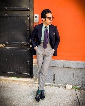 Look alla moda per uomo: Blazer blu scuro, Camicia elegante a righe verticali verde, Pantaloni eleganti grigi, Mocassini eleganti in pelle neri