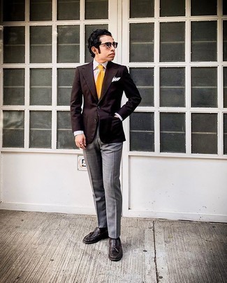 Come indossare e abbinare una cravatta gialla in modo formale: Potresti indossare un blazer marrone scuro e una cravatta gialla per un look elegante e alla moda. Mocassini con nappine in pelle marrone scuro sono una eccellente scelta per completare il look.