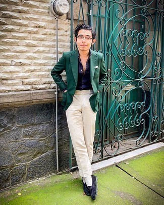 Come indossare e abbinare un blazer verde scuro per un uomo di 30 anni in modo formale: Potresti combinare un blazer verde scuro con pantaloni eleganti beige come un vero gentiluomo. Mocassini eleganti di velluto blu scuro sono una valida scelta per completare il look.