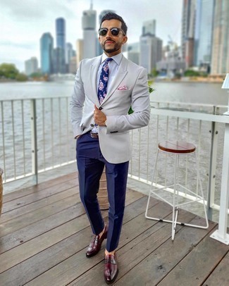 Look alla moda per uomo: Blazer grigio, Camicia elegante bianca, Pantaloni eleganti blu scuro, Mocassini eleganti in pelle bordeaux