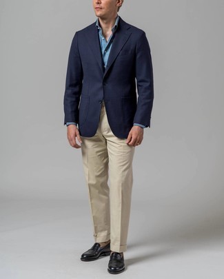 Come indossare e abbinare pantaloni eleganti beige: Combina un blazer blu scuro con pantaloni eleganti beige come un vero gentiluomo. Questo outfit si abbina perfettamente a un paio di mocassini eleganti in pelle neri.