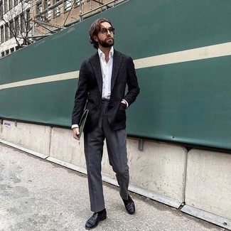 Come indossare e abbinare un blazer nero per un uomo di 30 anni: Metti un blazer nero e pantaloni eleganti grigio scuro per essere sofisticato e di classe. Mocassini eleganti in pelle neri sono una splendida scelta per completare il look.