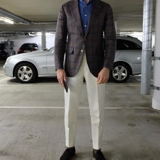 Look alla moda per uomo: Blazer scozzese marrone scuro, Camicia elegante blu, Pantaloni eleganti bianchi, Mocassini eleganti in pelle scamosciata marrone scuro