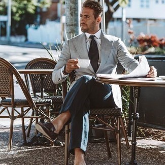 Quale mocassini eleganti indossare con pantaloni eleganti foglia di tè: Metti un blazer grigio e pantaloni eleganti foglia di tè per un look elegante e alla moda. Mocassini eleganti sono una splendida scelta per completare il look.