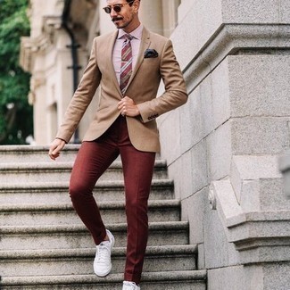 Come indossare e abbinare una cravatta rossa e blu scuro per un uomo di 40 anni: Coniuga un blazer marrone chiaro con una cravatta rossa e blu scuro per un look elegante e di classe. Se non vuoi essere troppo formale, opta per un paio di sneakers basse di tela bianche.