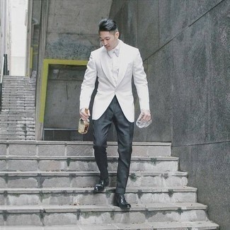 Quale scarpe oxford indossare con un blazer bianco: Indossa un blazer bianco con pantaloni eleganti grigio scuro per un look elegante e alla moda. Un paio di scarpe oxford si abbina alla perfezione a una grande varietà di outfit.