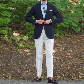 Quale mocassini con nappine indossare con un blazer blu scuro in modo formale: Indossa un blazer blu scuro con pantaloni eleganti bianchi come un vero gentiluomo. Questo outfit si abbina perfettamente a un paio di mocassini con nappine.