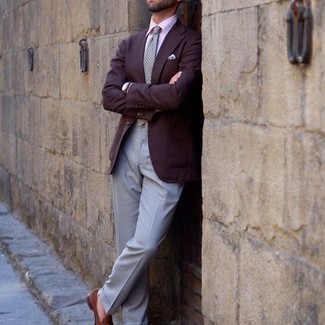Look alla moda per uomo: Blazer bordeaux, Camicia elegante rosa, Pantaloni eleganti grigi, Mocassini eleganti in pelle scamosciata marroni