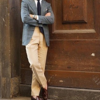 Come indossare e abbinare un blazer scozzese grigio in modo formale: Prova a combinare un blazer scozzese grigio con pantaloni eleganti marrone chiaro come un vero gentiluomo. Rifinisci questo look con un paio di mocassini con nappine in pelle marroni.