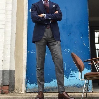 Come indossare e abbinare scarpe oxford in pelle marroni quando fa caldo: Prova a combinare un blazer blu scuro con pantaloni eleganti grigi per essere sofisticato e di classe. Scarpe oxford in pelle marroni sono una eccellente scelta per completare il look.