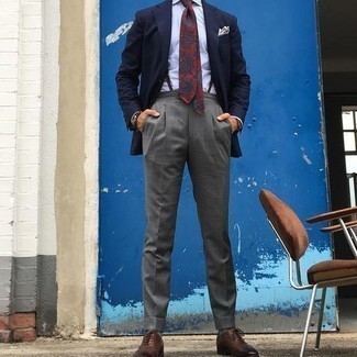 Quale scarpe oxford indossare con pantaloni eleganti grigi: Vestiti con un blazer blu scuro e pantaloni eleganti grigi come un vero gentiluomo. Scarpe oxford sono una gradevolissima scelta per completare il look.